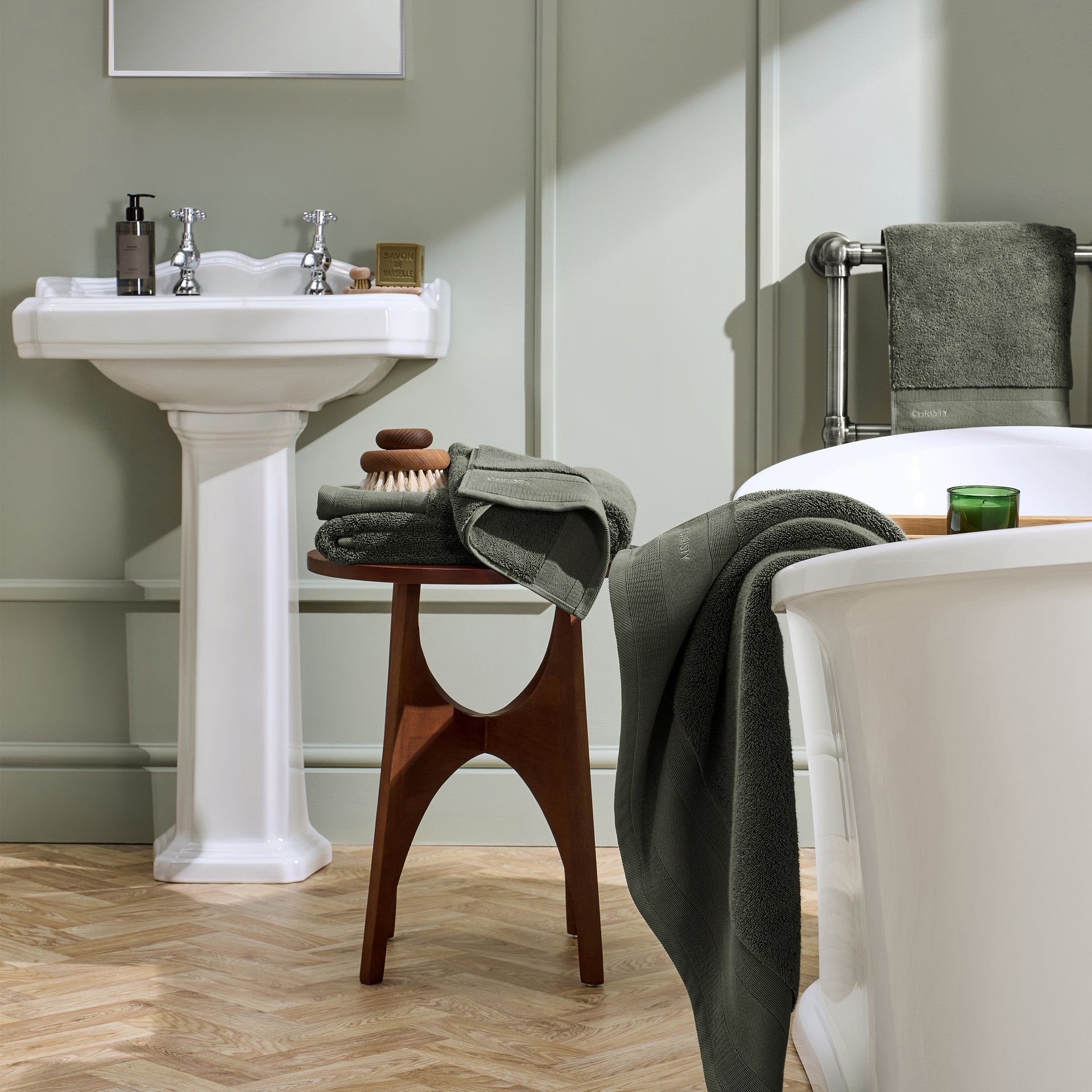 5 Creative Bathroom Christmas Décor Tips for the Holidays